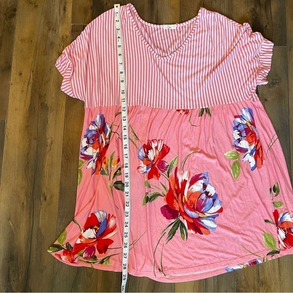e Luna | Pinstripe and Floral Babydoll Top | Medium- Plus​ - Picture 5 of 5